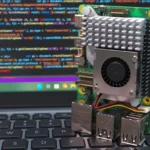 Ảnh cận cảnh máy tính Raspberry Pi 5 đặt trên bàn phím laptop, thường dùng để chạy Pi-hole chặn quảng cáo