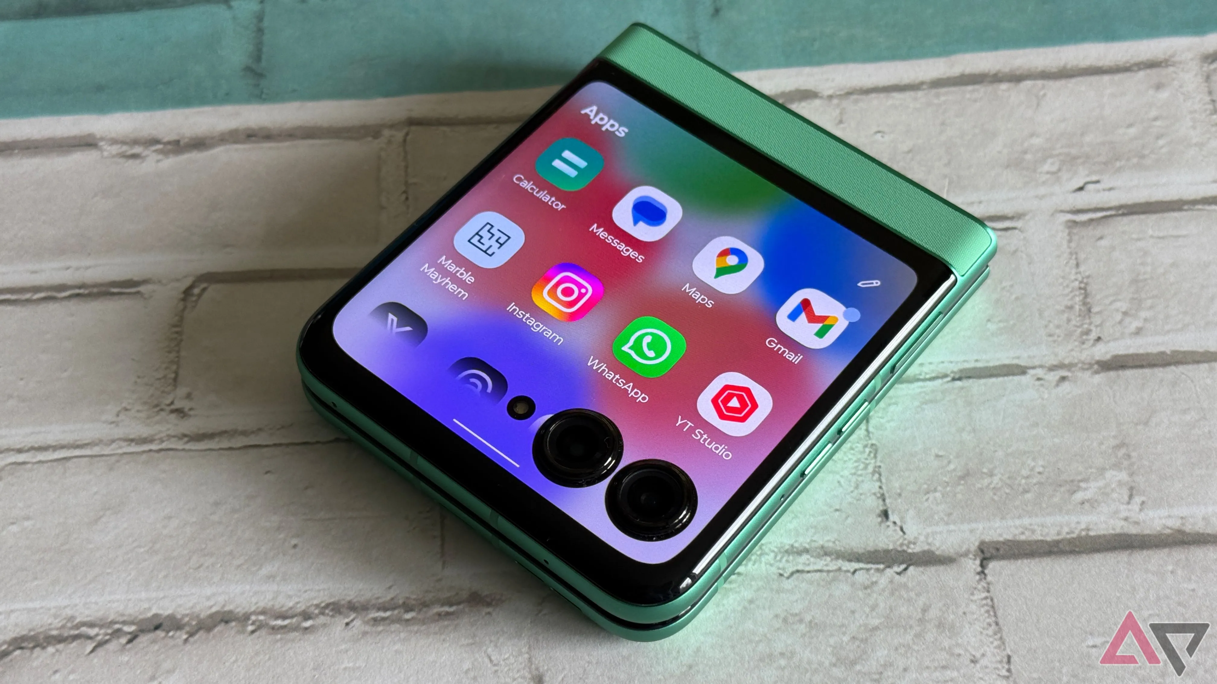 Các ứng dụng hiển thị trên màn hình phụ của Motorola Razr 2025
