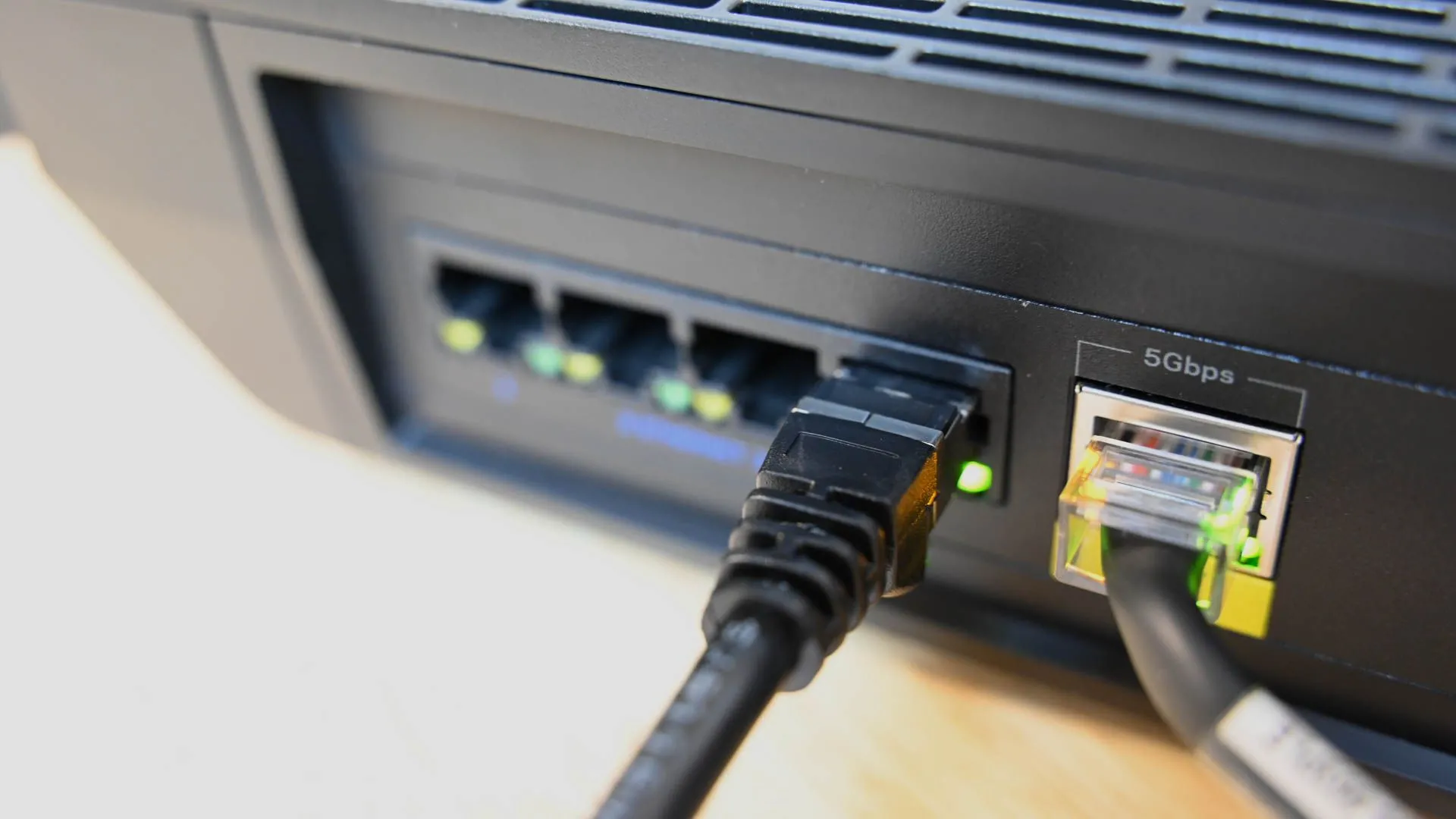 Cận cảnh dây cáp Ethernet được cắm vào cổng mạng trên bộ định tuyến (router).