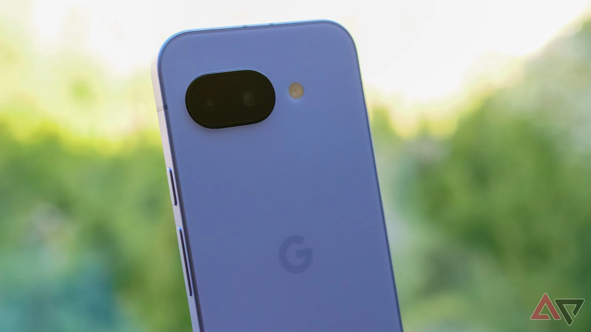 Cận cảnh mô-đun camera kép trên điện thoại Google Pixel 9a.