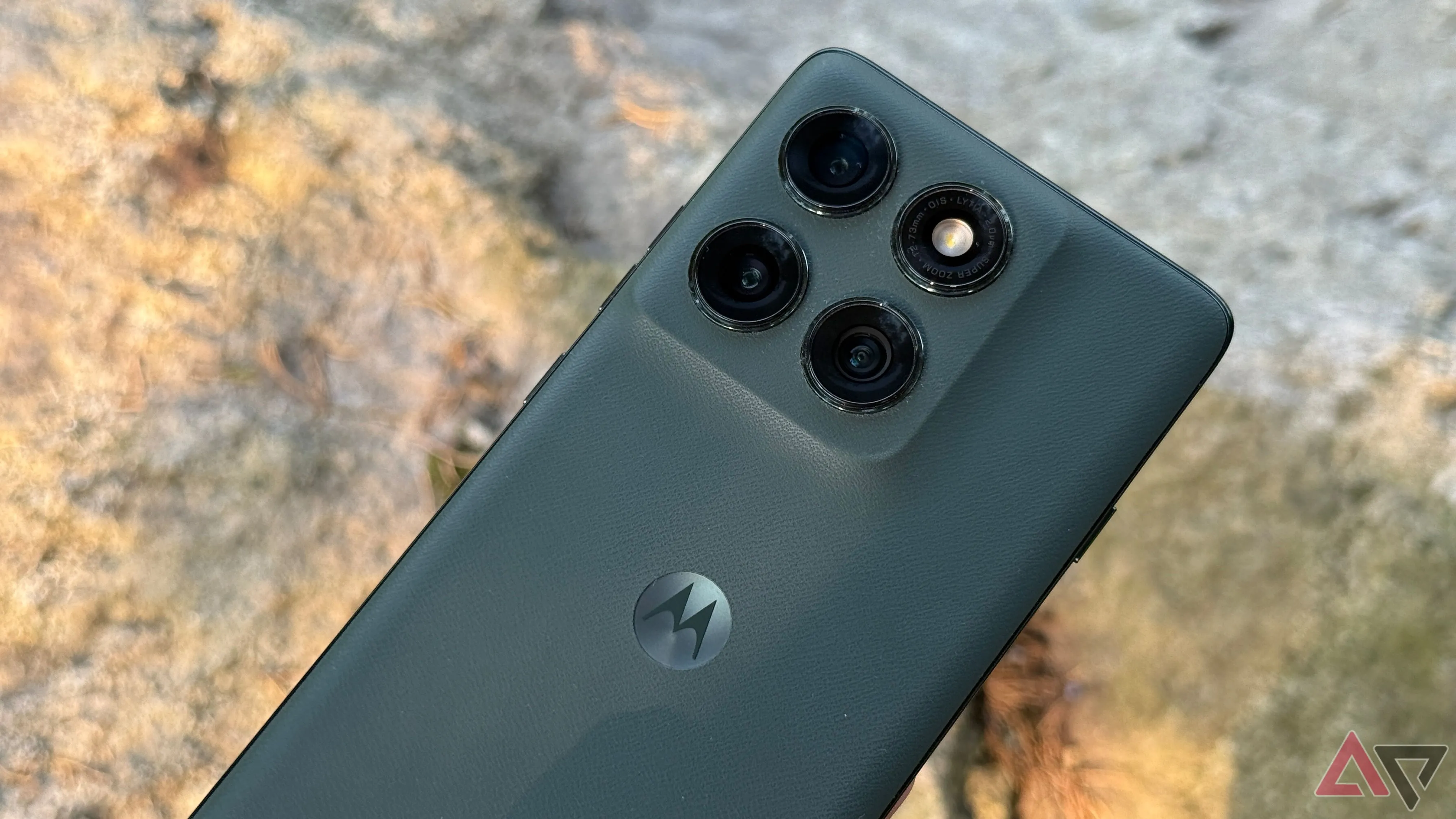 Cận cảnh mô-đun camera trên điện thoại Motorola Edge 2025.
