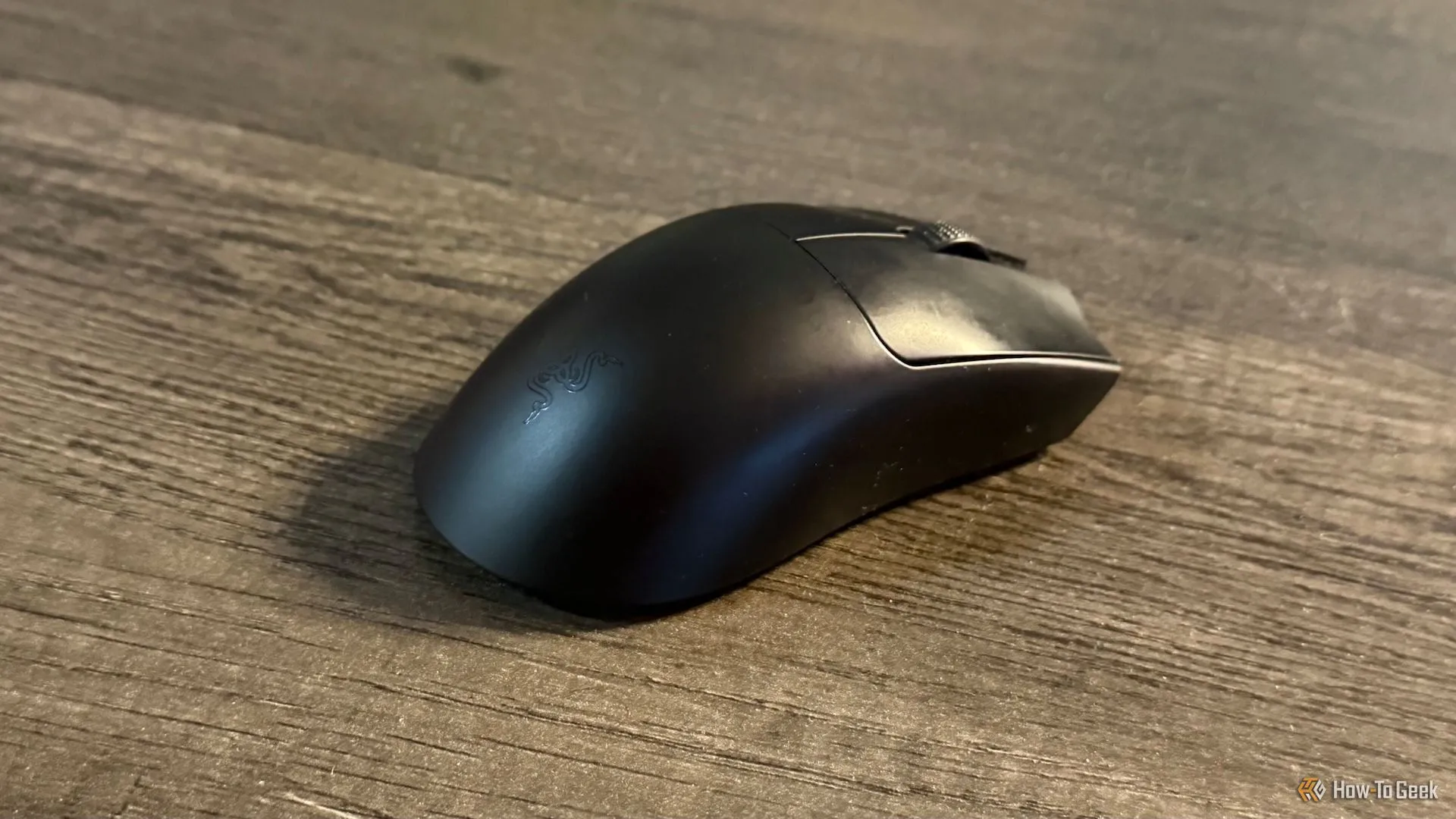 Chuột gaming không dây Razer Viper V3 Pro đặt trên bàn làm việc