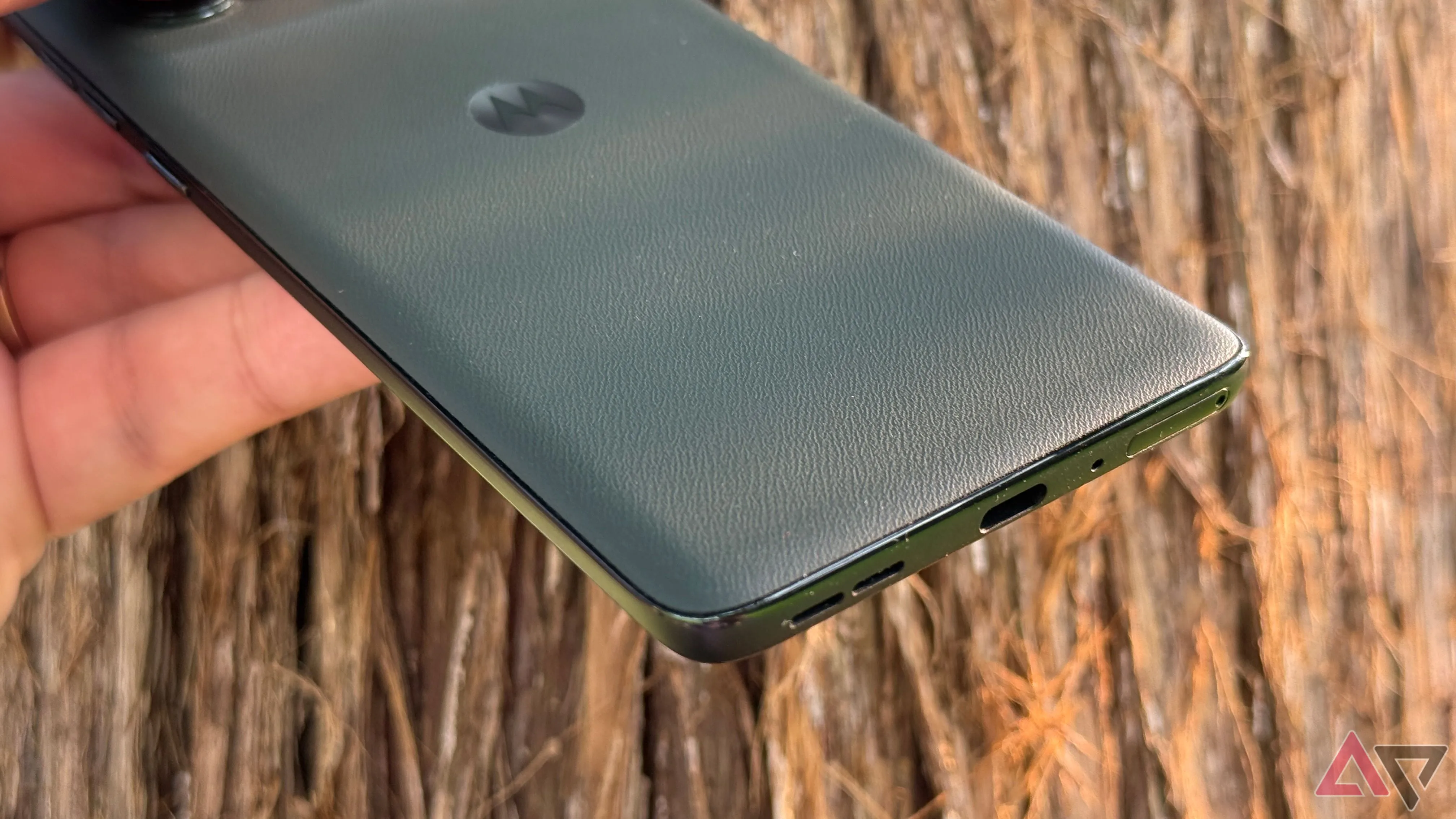Cổng USB-C trên cạnh dưới điện thoại Motorola Edge 2025