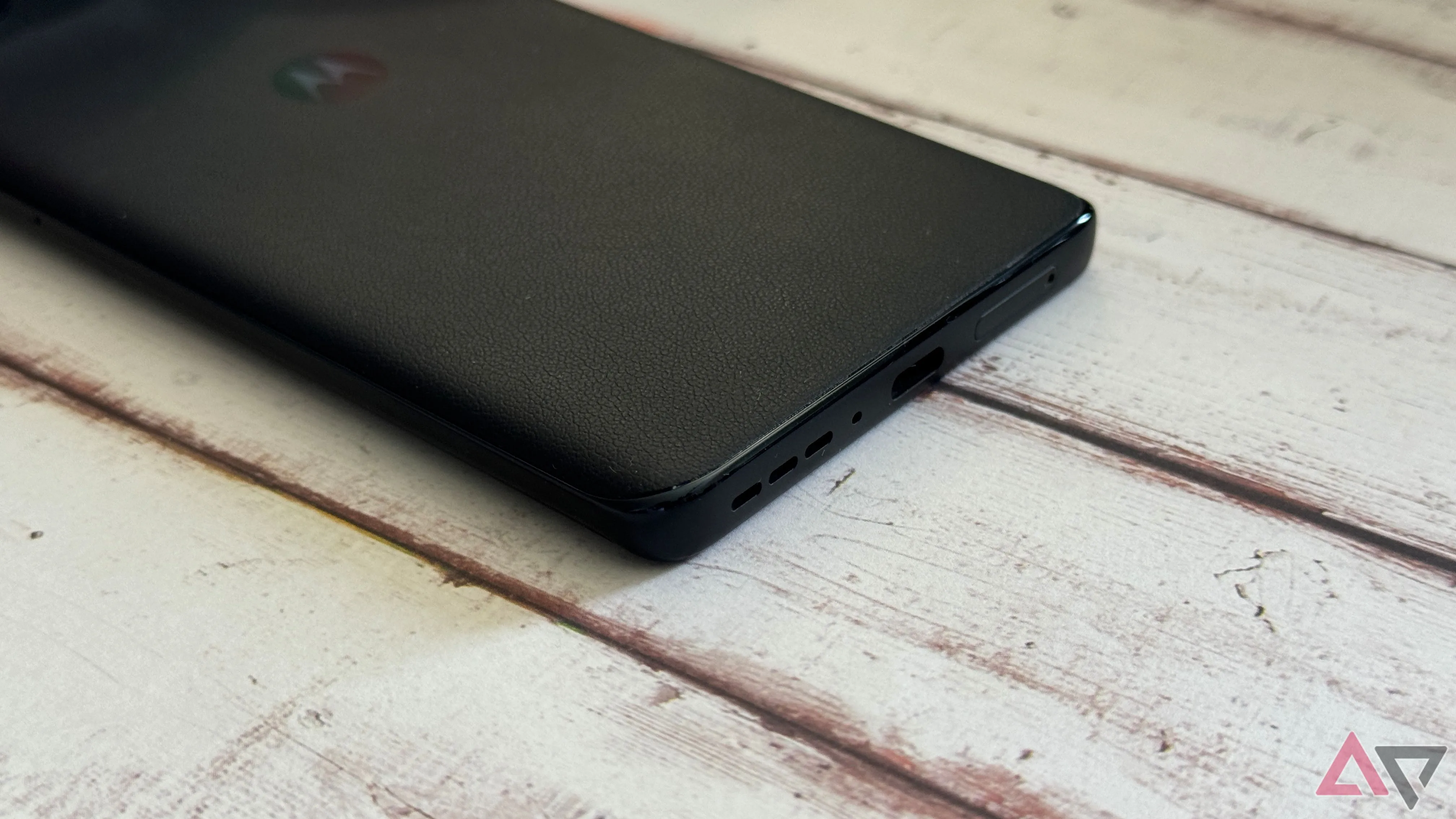 Cổng USB-C trên điện thoại Motorola Edge 2025, hỗ trợ sạc nhanh có dây