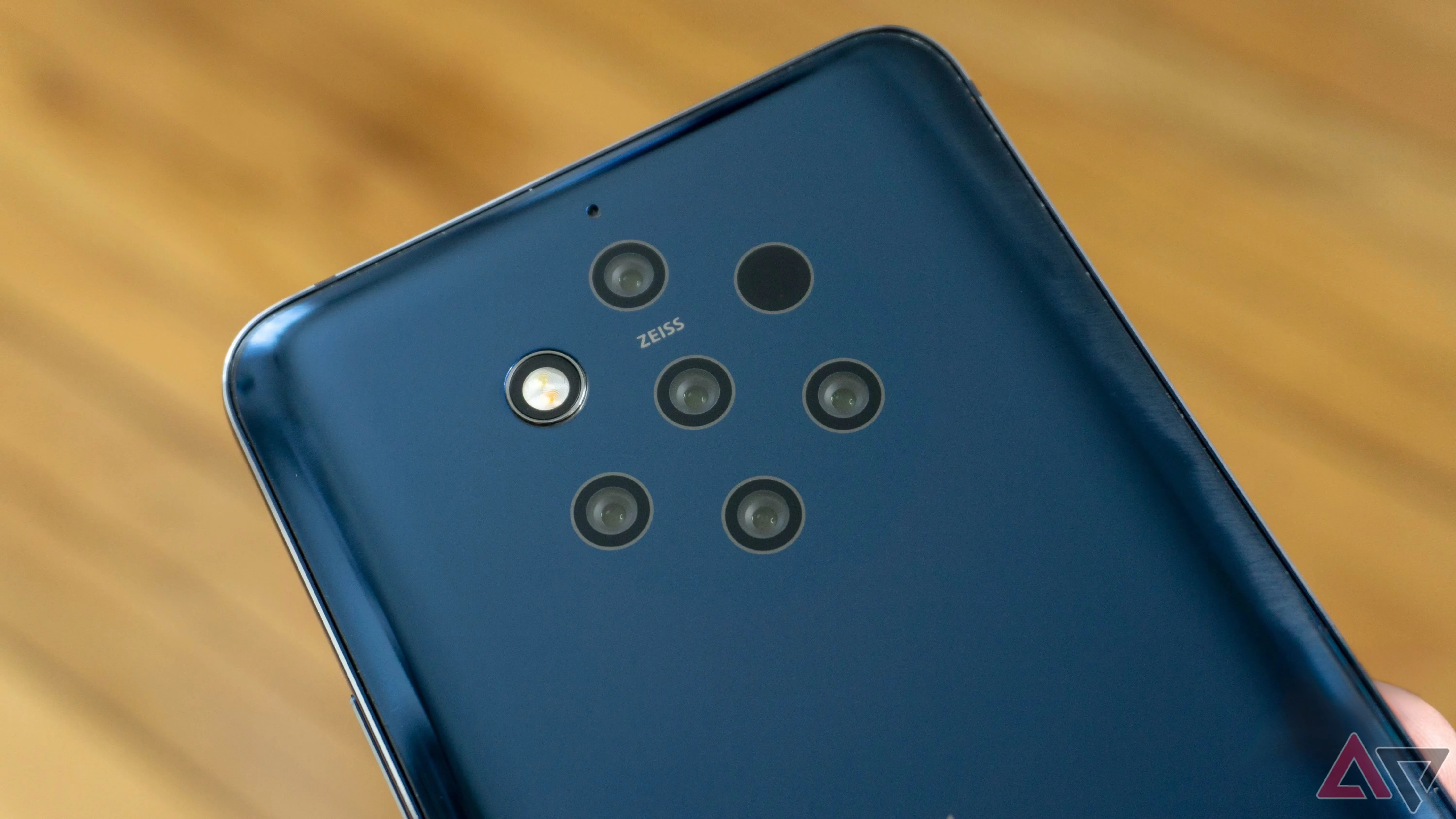 Cụm 5 camera độc đáo ở mặt lưng Nokia 9 PureView, điểm nhấn nhưng cũng là điểm yếu xử lý ảnh.