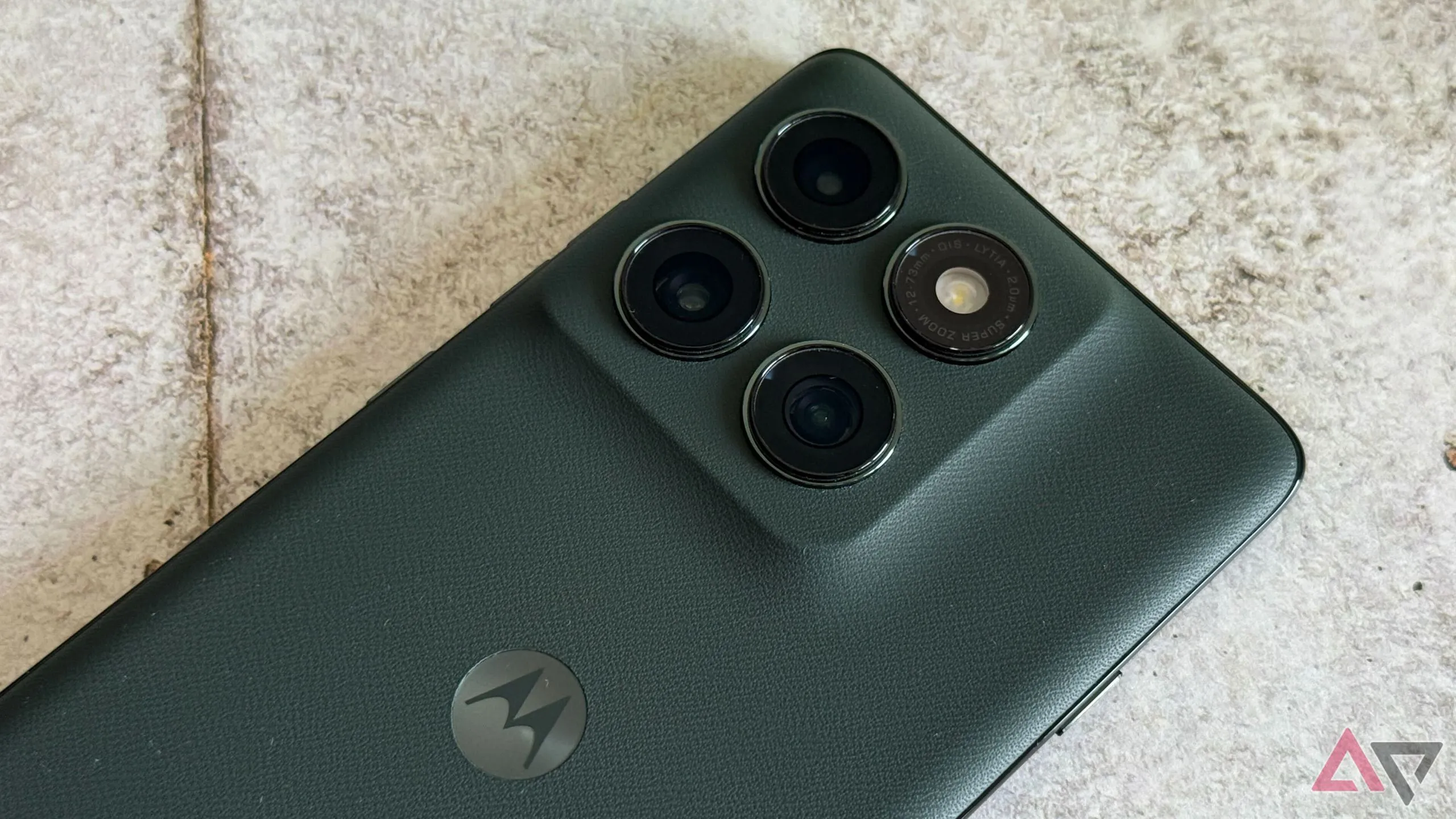Cụm camera sau của điện thoại Motorola Edge 2025 với ba ống kính
