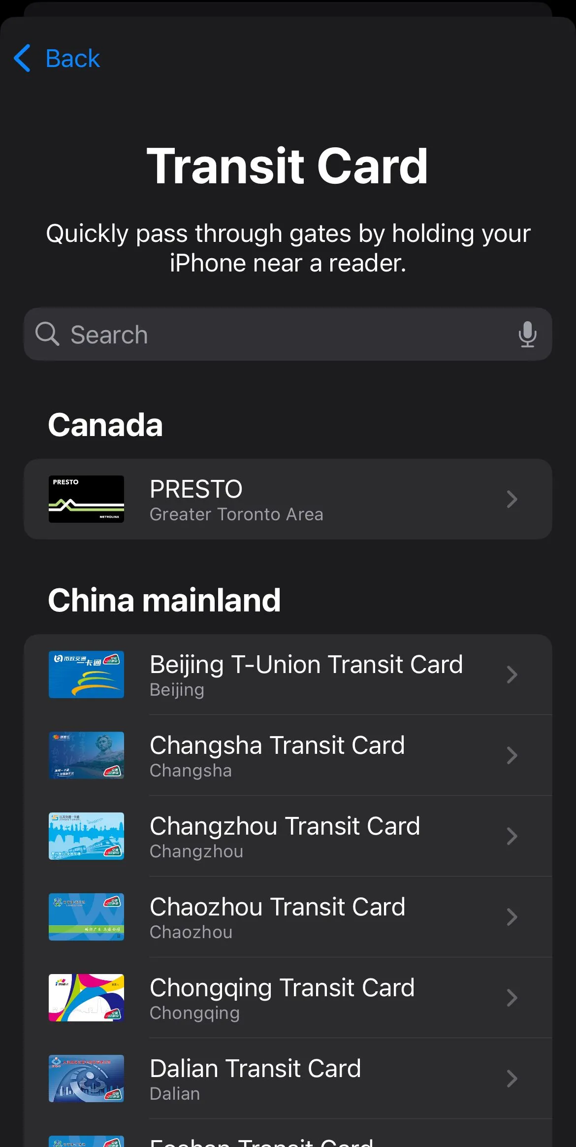 Danh sách các loại thẻ đi lại (transit card) có thể thêm vào Ví Apple, hiển thị các tùy chọn theo khu vực.