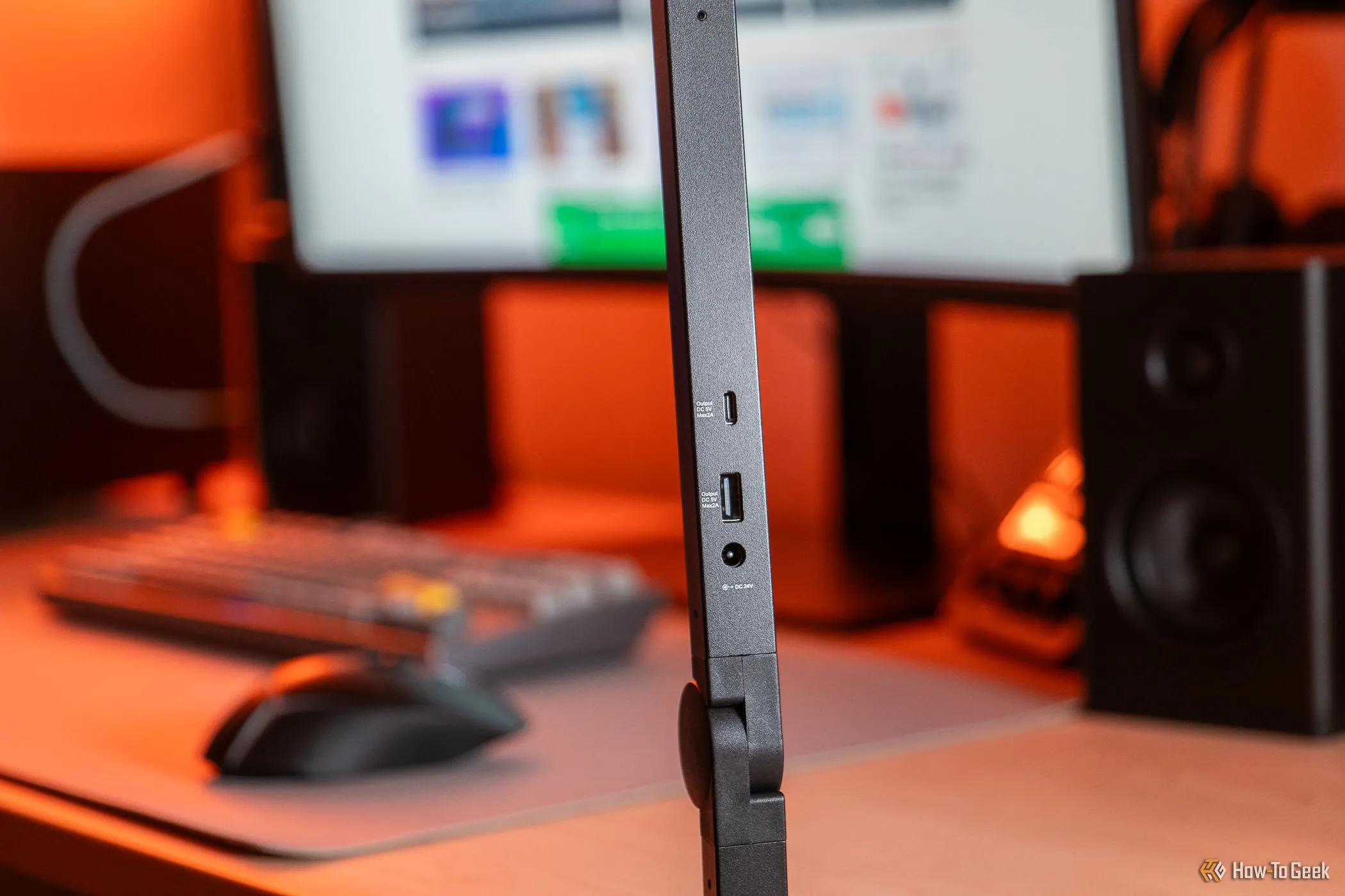 Đèn Lumecube Edgelight 2.0 với các cổng USB-C và USB-A để cấp nguồn.