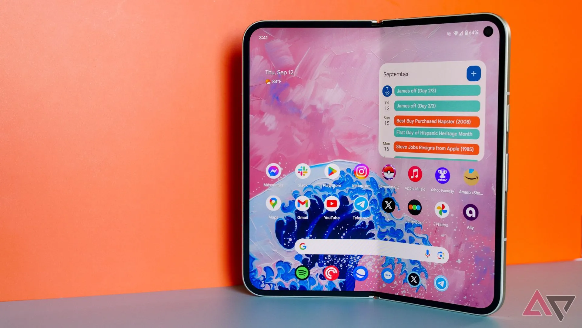 Điện thoại gập Google Pixel 9 Pro Fold đang được mở ra, mặt trước màu trắng.