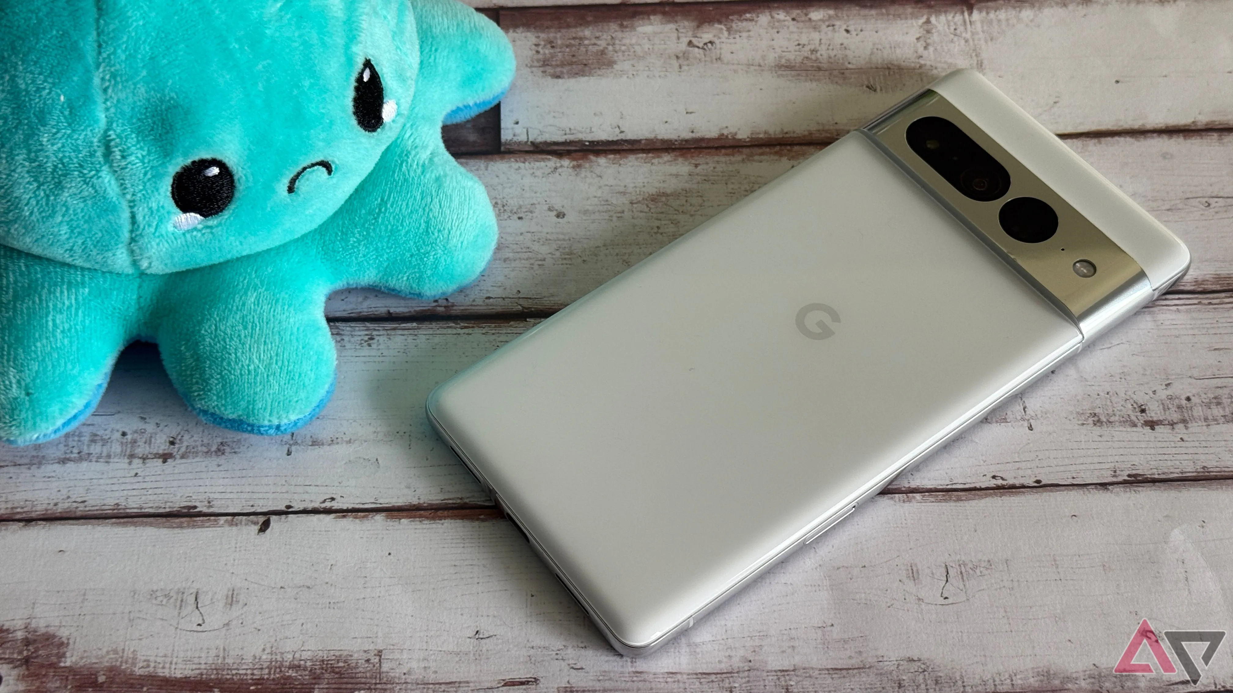 Điện thoại Google Pixel 7 Pro đặt cạnh biểu tượng cảm xúc buồn, thể hiện sự thất vọng về hiệu năng.