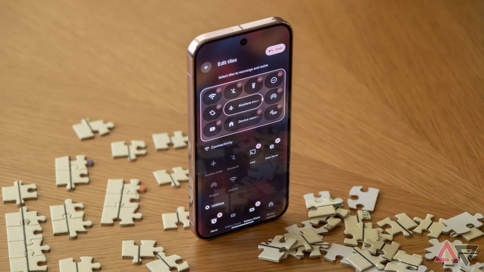 Điện thoại Google Pixel 9 Pro hiển thị cài đặt nhanh, minh họa cho thiết bị tham chiếu Android.