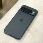 Điện thoại Google Pixel 9 Pro màu xanh bạc hà đặt nghiêng trên ghế sofa, hiển thị màn hình khóa.
