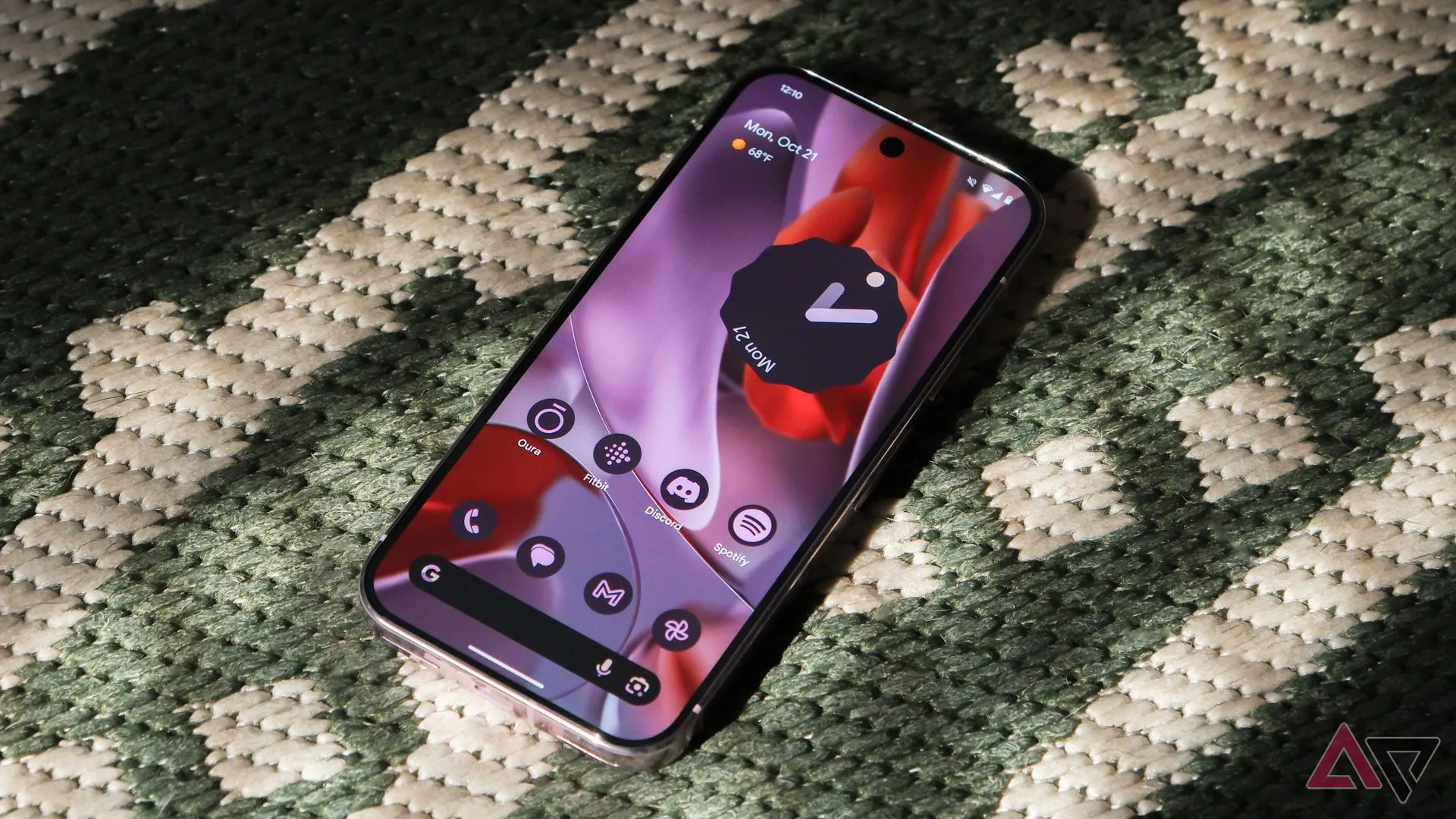 Điện thoại Google Pixel 9 Pro màu xanh lá cây, minh họa dòng sản phẩm Pixel thế hệ trước, dự kiến có giá tương tự trên Pixel 10 series.
