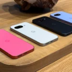 Điện thoại Google Pixel 9a với bốn màu sắc khác nhau đặt úp trên bàn, minh họa thiết bị có tính năng sức khỏe pin mới.