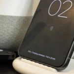 Điện thoại Google Pixel đang sạc không dây trên đế sạc