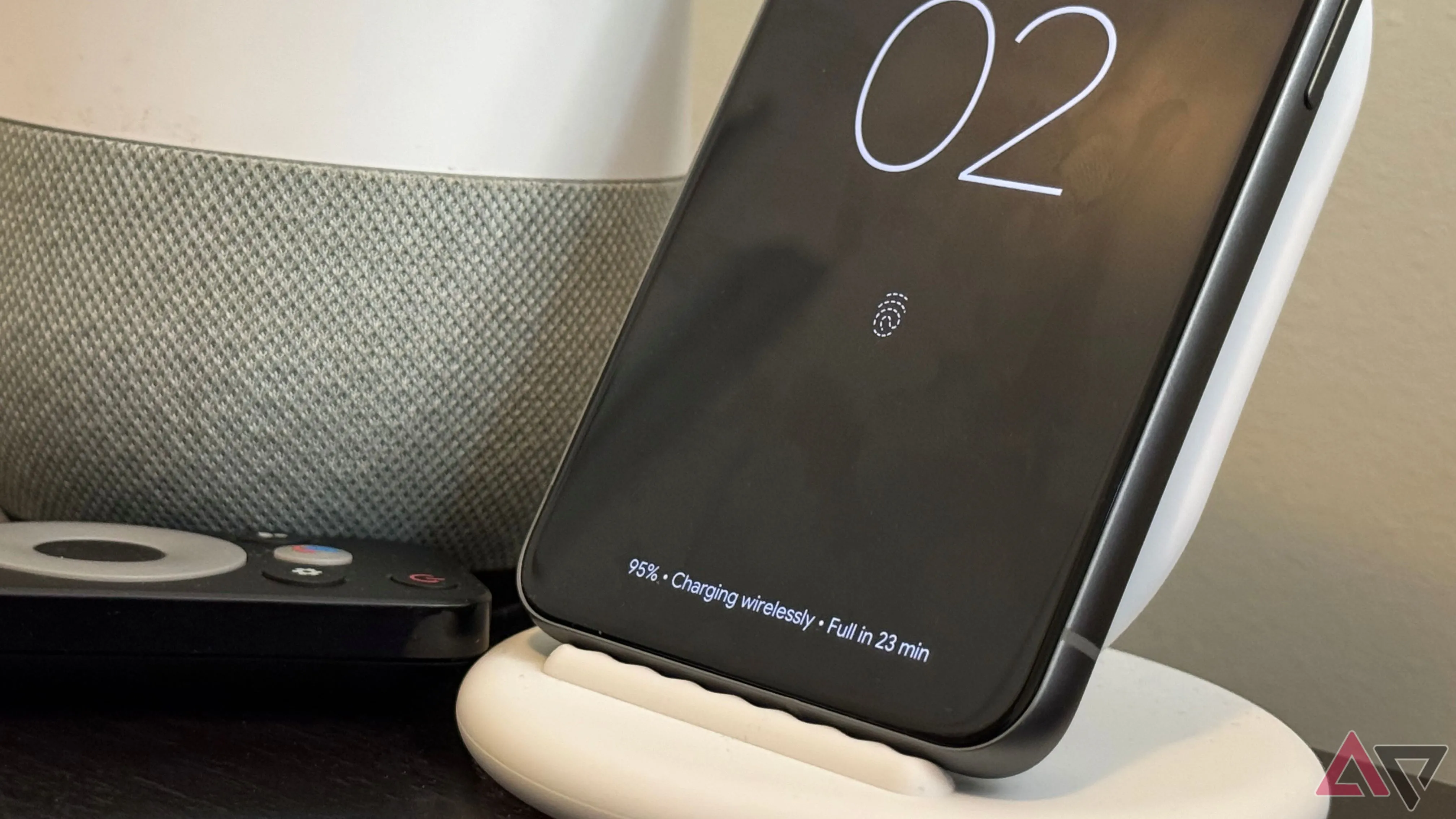 Điện thoại Google Pixel đang sạc không dây trên đế sạc
