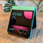 Điện thoại Moto Razr 2025 gập lại, hiển thị màn hình ngoài lớn