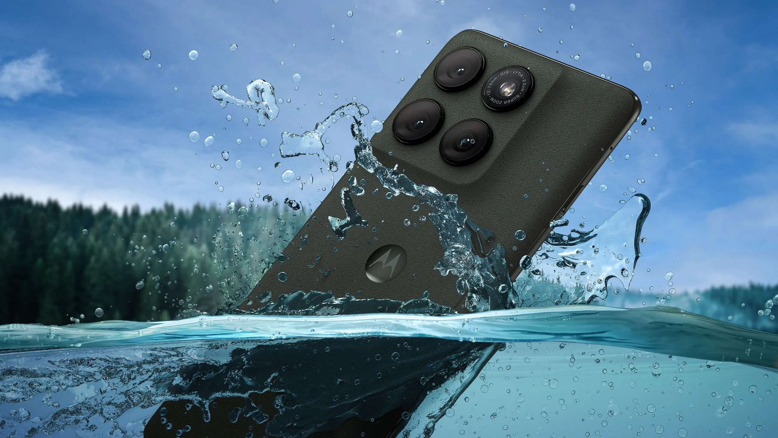 Điện thoại Motorola Edge 2025 ngâm trong nước, minh họa chuẩn kháng nước IP68/IP69