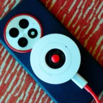 Điện thoại OnePlus 13 sử dụng vỏ case hỗ trợ Qi2 và bộ sạc không dây tương thích.