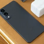 Điện thoại Samsung Galaxy S25 Edge màu đen đặt úp trên bàn