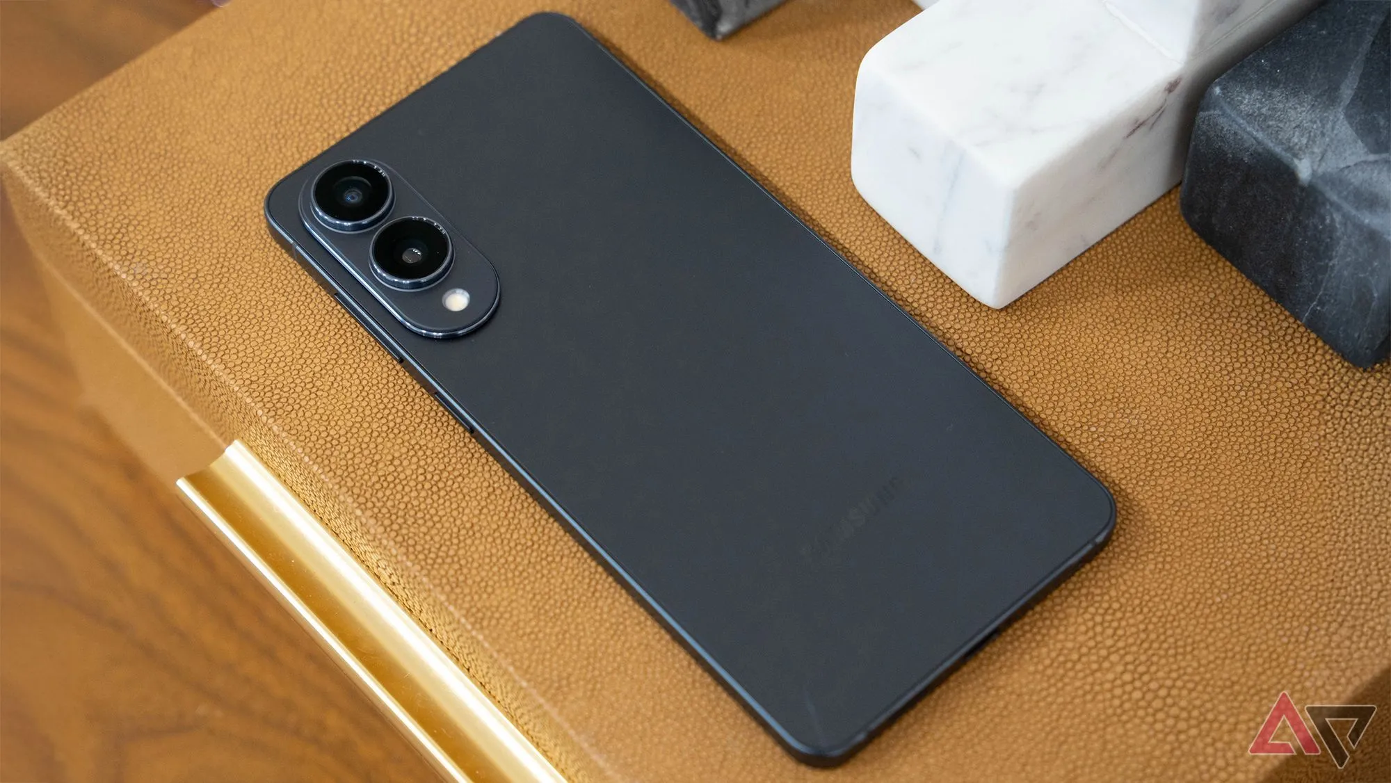 Điện thoại Samsung Galaxy S25 Edge màu đen đặt úp trên bàn