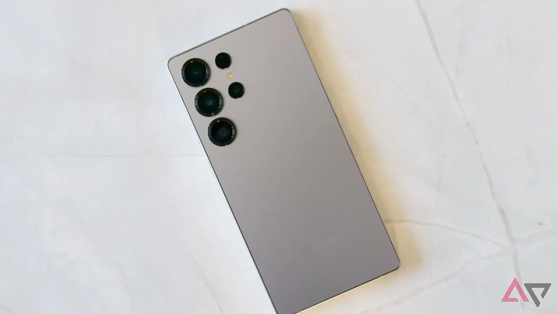 Điện thoại Samsung Galaxy S25 Ultra nhìn từ mặt lưng, nơi có cụm camera