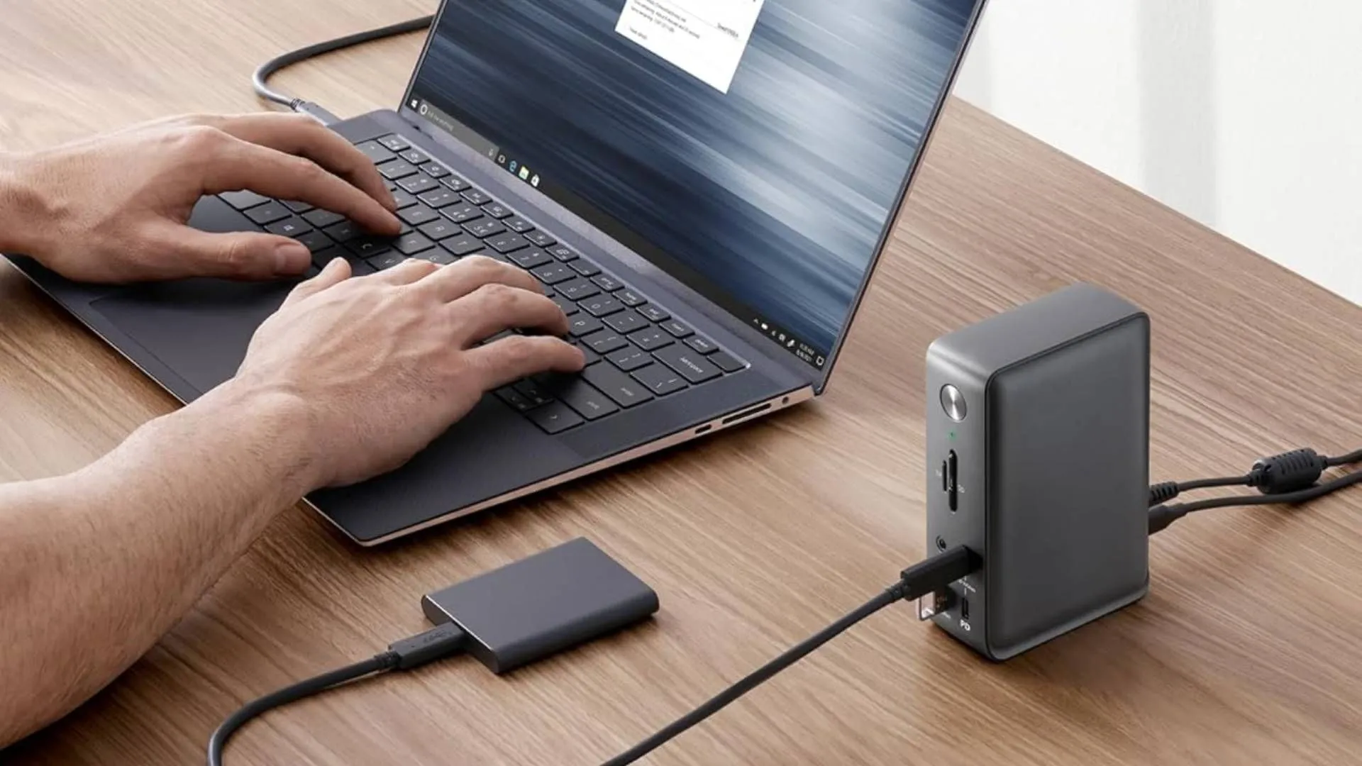Docking station Anker 13-in-1 USB-C kết nối với laptop