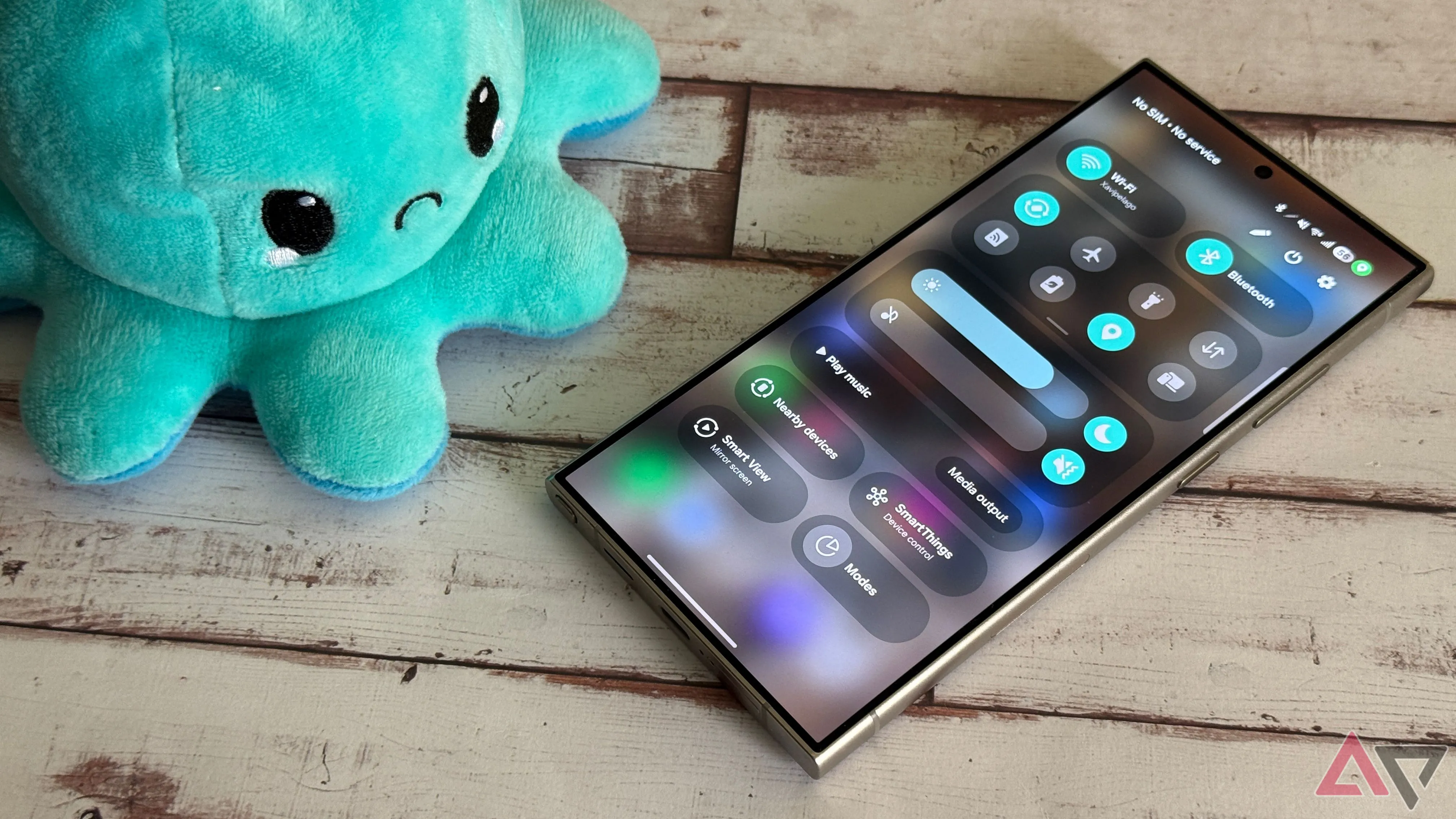 Giao diện cài đặt nhanh One UI 7 trên điện thoại Samsung Galaxy S24 Ultra, minh họa giao diện tùy chỉnh Android của các nhà sản xuất khác
