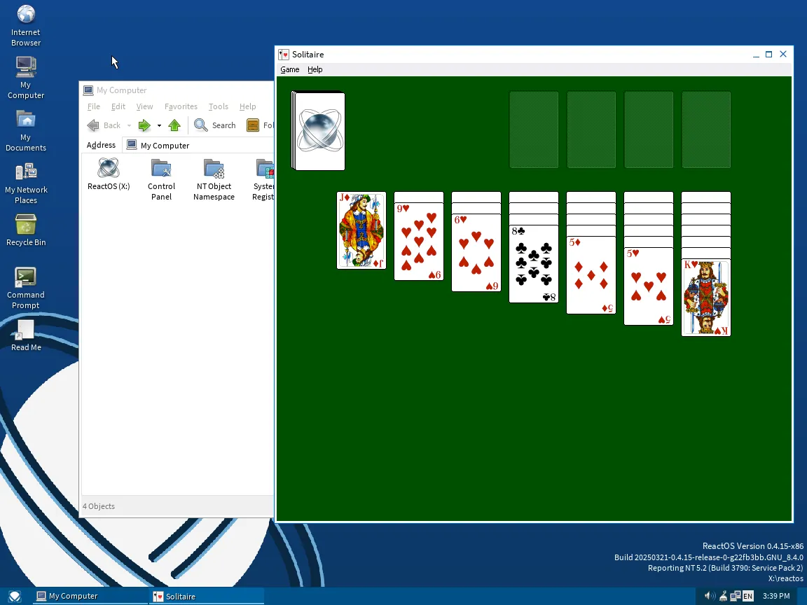 Giao diện máy tính để bàn ReactOS với File Explorer và trò chơi Solitaire.