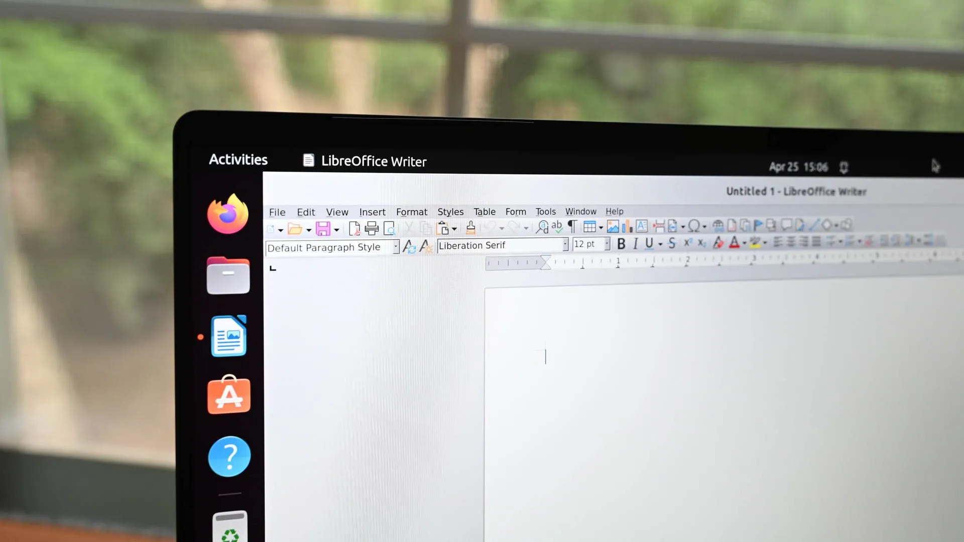 Giao diện ứng dụng văn phòng mã nguồn mở LibreOffice hiển thị trên màn hình laptop, minh họa cho sự minh bạch của phần mềm tự host.