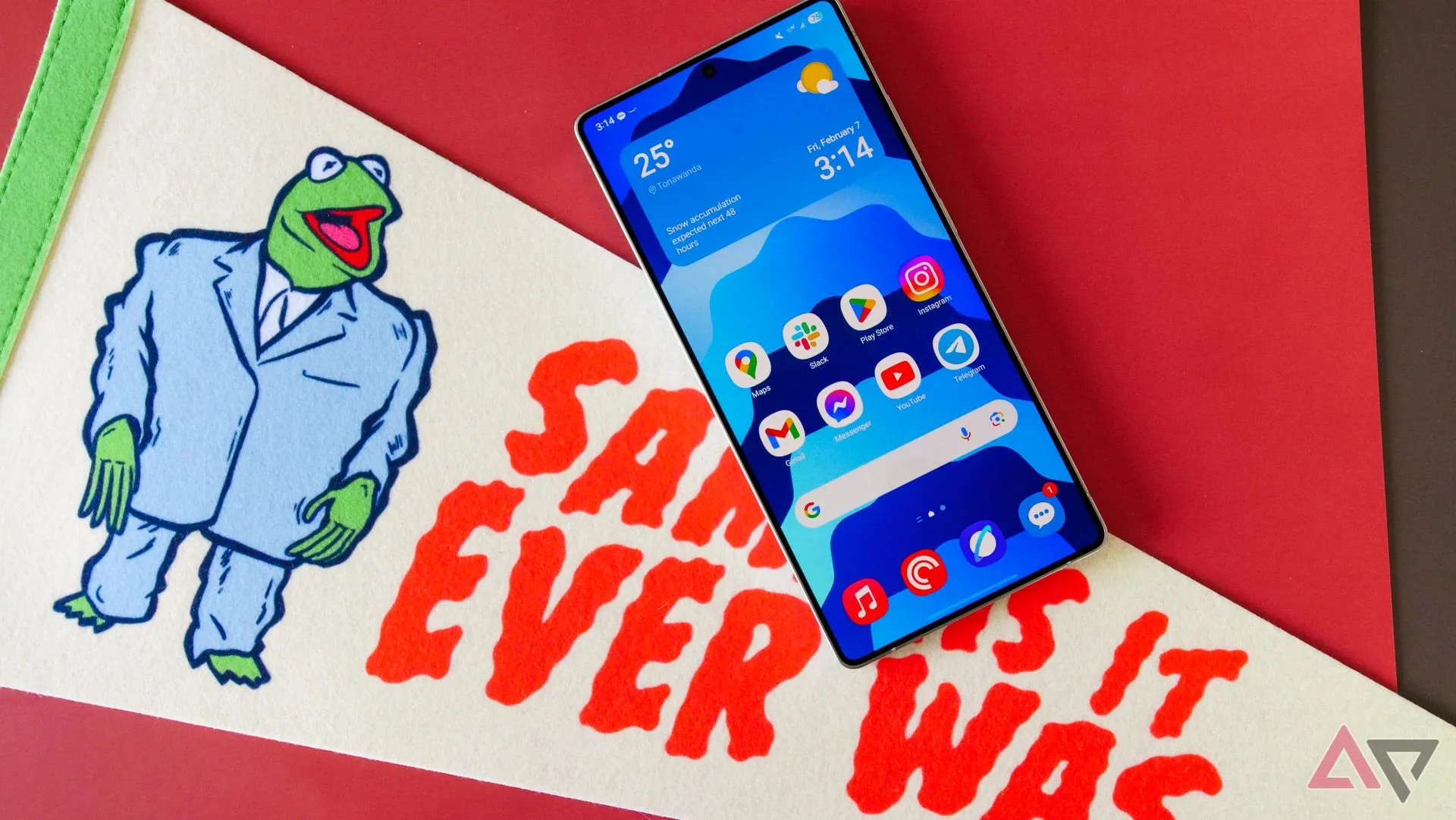 Hình ảnh điện thoại Samsung Galaxy S25 Ultra với màn hình chính