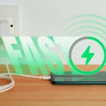 Hình ảnh minh họa điện thoại đang sạc với biểu tượng sạc nhanh