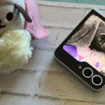 Hình ảnh minh họa điện thoại gập giống Galaxy Z Flip, đại diện cho dòng sản phẩm FE sắp ra mắt