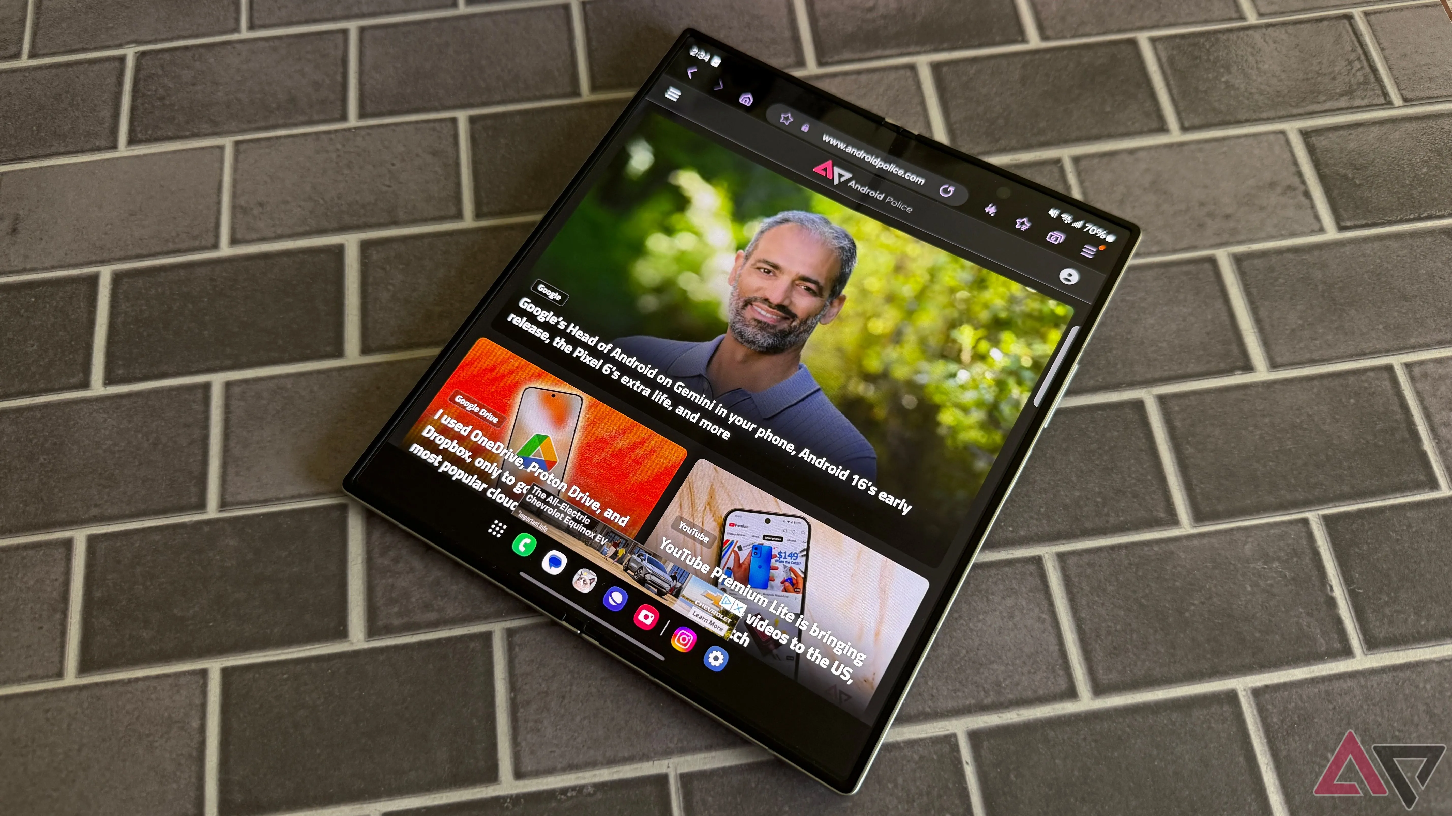 Hình ảnh minh họa điện thoại gập Samsung Galaxy Z Fold trước sự kiện ra mắt
