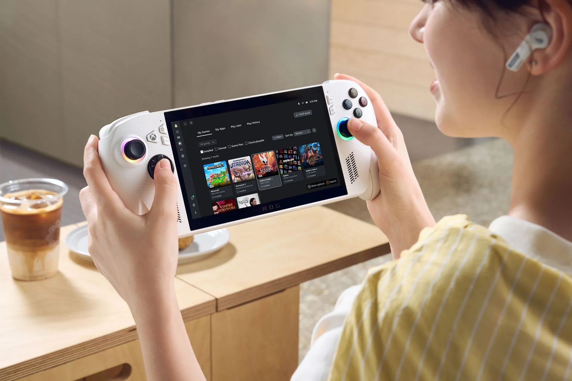 Hình ảnh quảng cáo ROG Xbox Ally X, minh họa trải nghiệm chơi game cầm tay với giao diện Windows mới