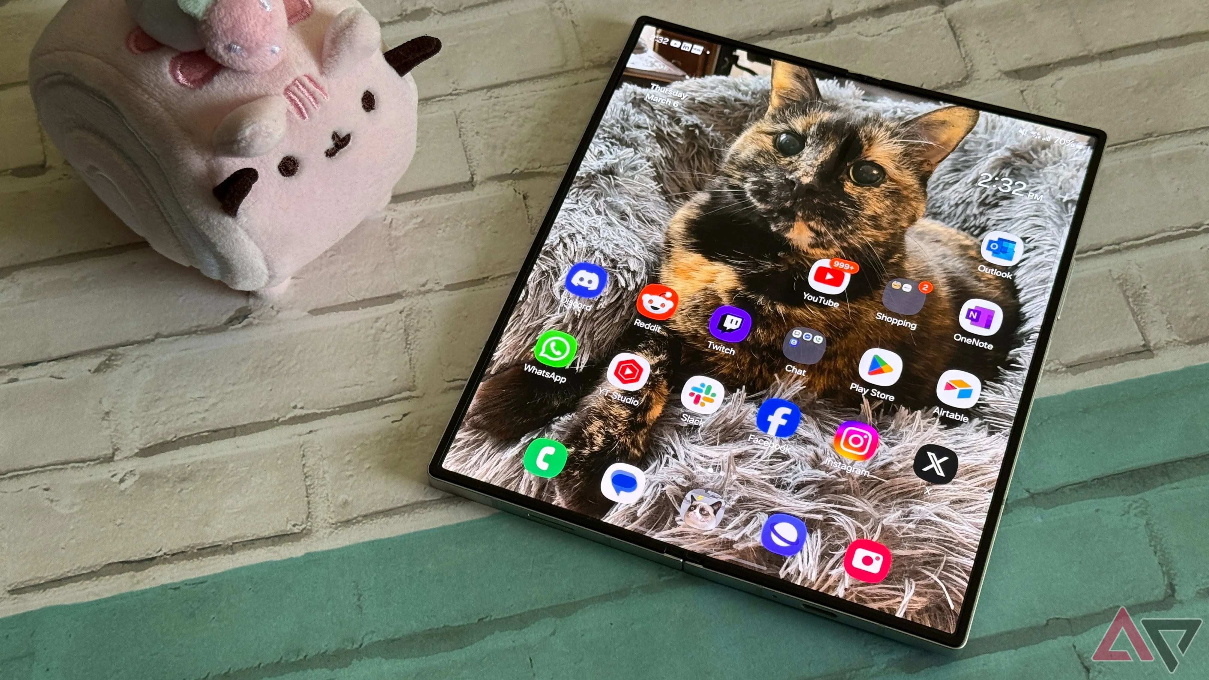 Hình ảnh Samsung Galaxy Z Fold 6 khi mở ra với hình nền con mèo