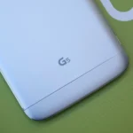 LG G5 đặt úp mặt xuống, minh họa cho thiết kế điện thoại mô-đun.