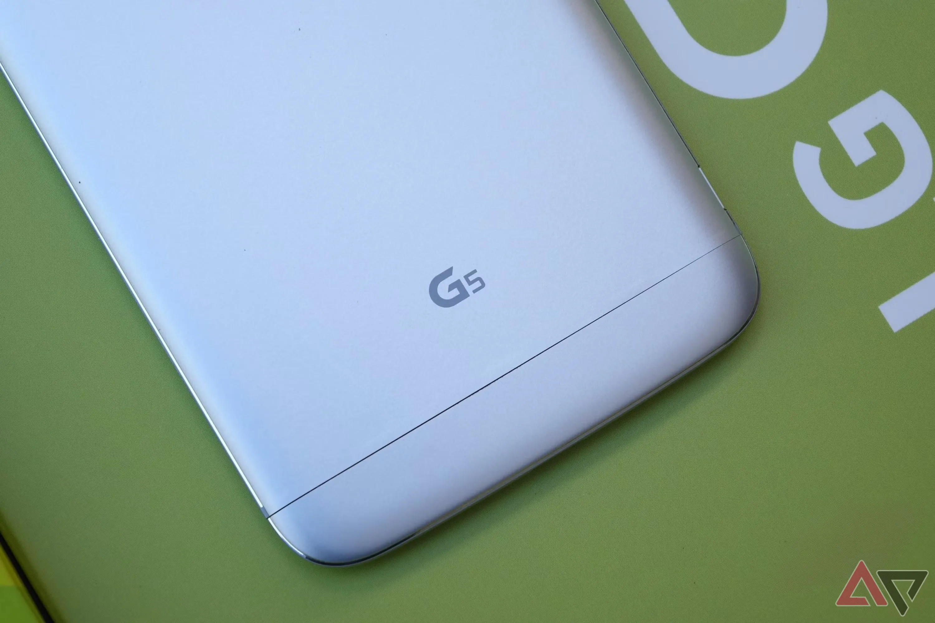 LG G5 đặt úp mặt xuống, minh họa cho thiết kế điện thoại mô-đun.