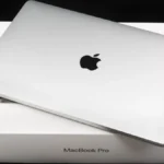 MacBook Pro đặt trên bao bì gốc cho thấy việc giữ hộp giúp tăng giá trị khi bán lại.