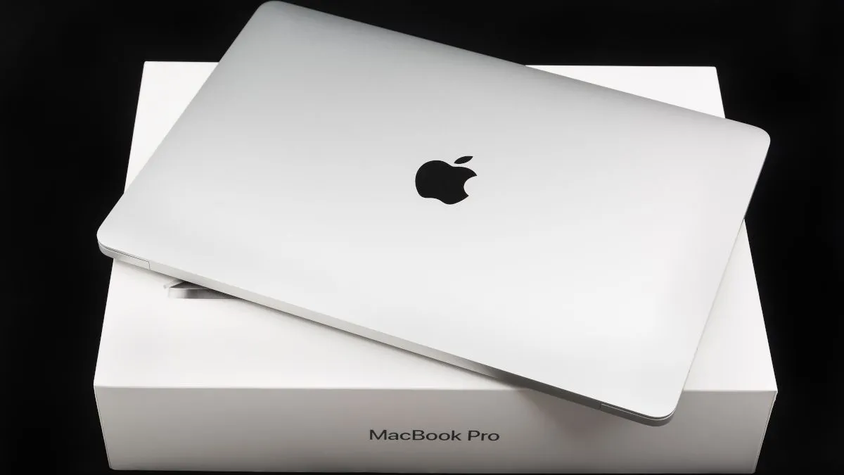 MacBook Pro đặt trên bao bì gốc cho thấy việc giữ hộp giúp tăng giá trị khi bán lại.