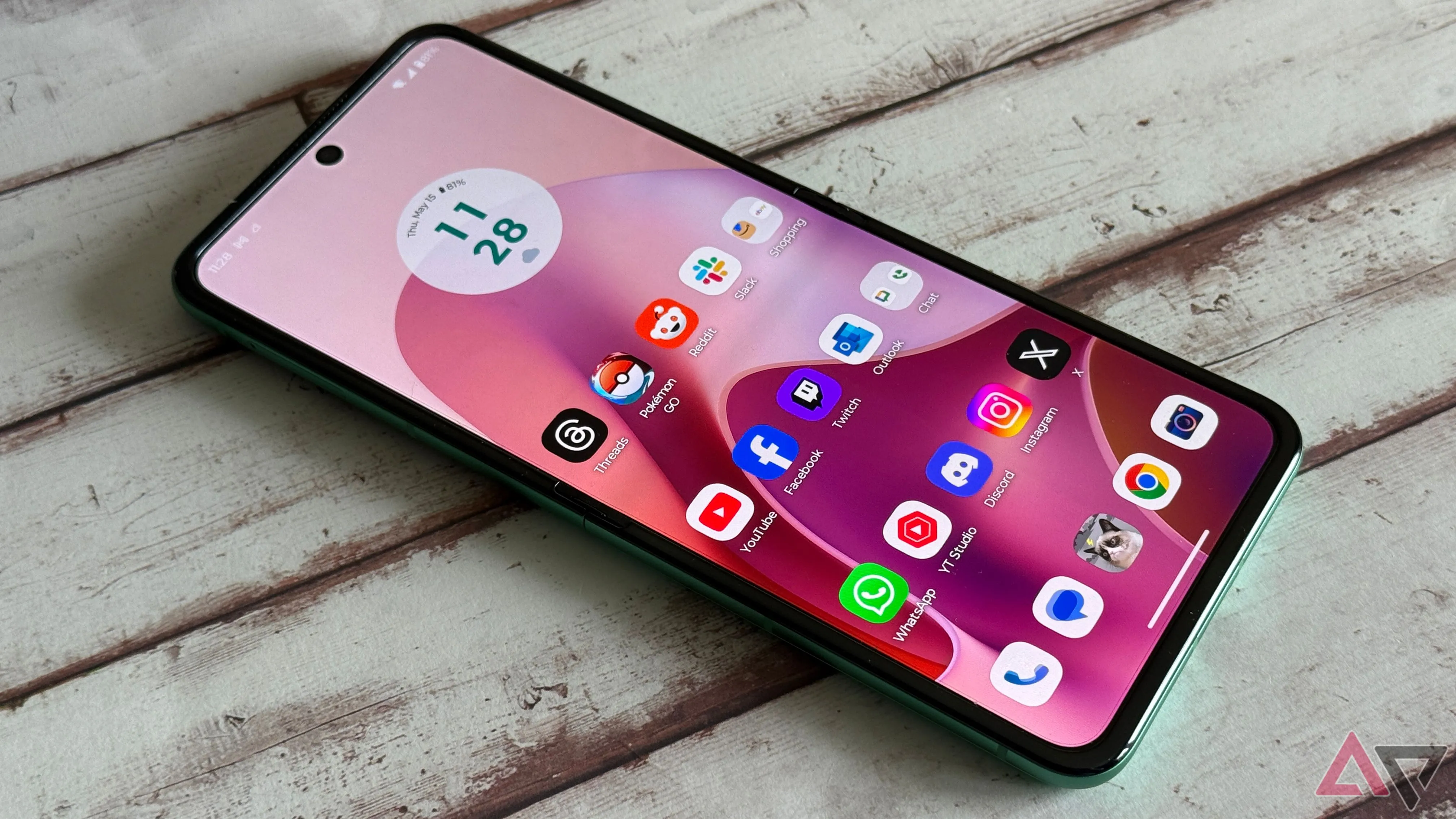 Màn hình chính của Motorola Razr 2025 hiển thị giao diện người dùng