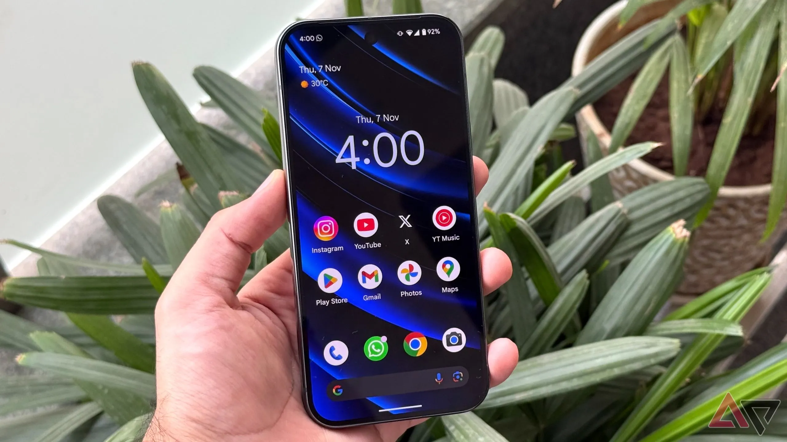 Màn hình chính điện thoại Pixel 9 Pro, nơi đặt các widget