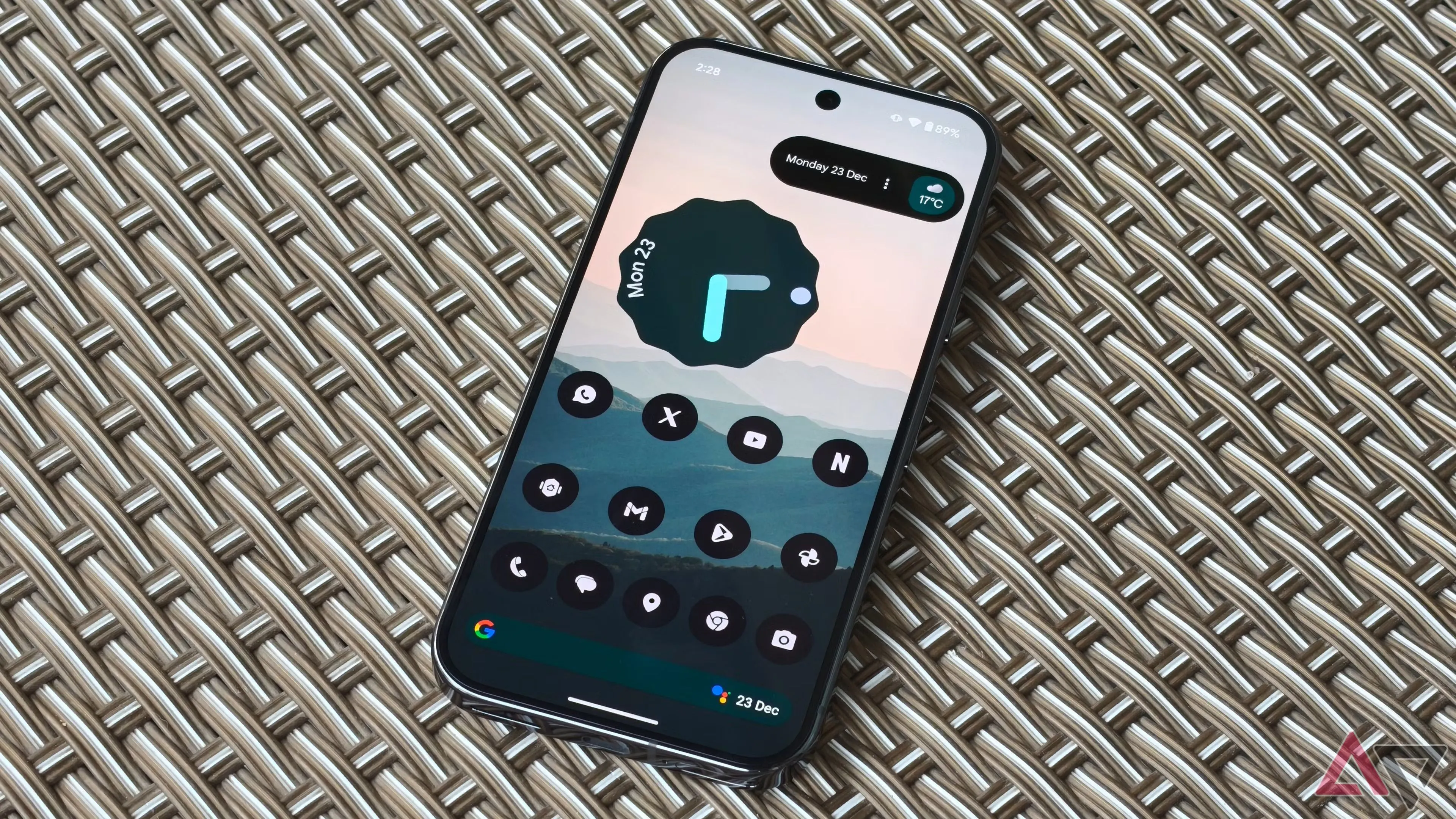 Màn hình chính điện thoại Pixel với các biểu tượng ứng dụng, minh họa thiết bị nhận cập nhật Android 16