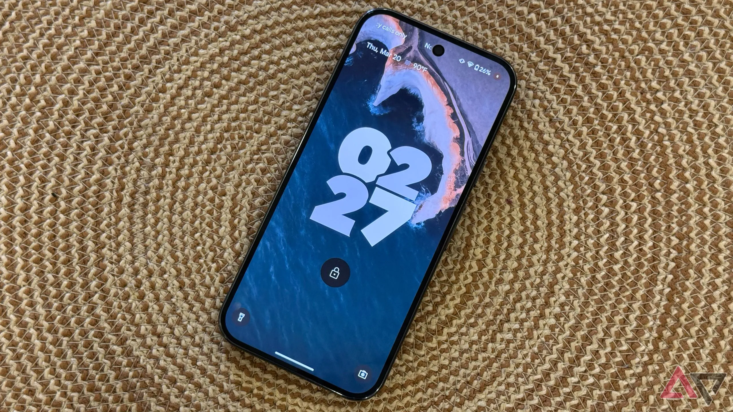Màn hình khóa Google Pixel 9 Pro với hình nền tạo bởi AI