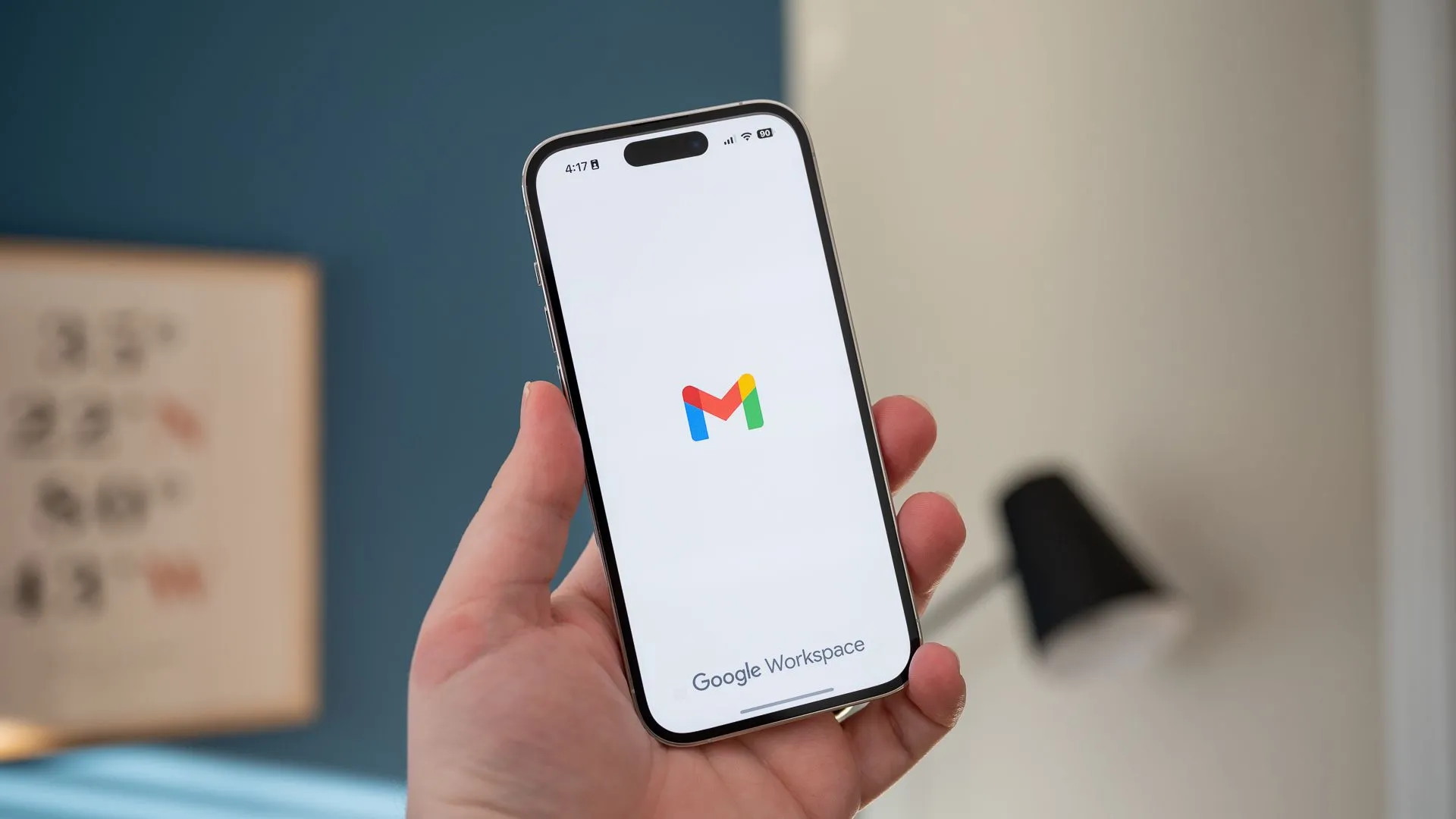 Màn hình tải ứng dụng Gmail trên iPhone 14 Pro, gặp sự cố khi Pi-hole chặn truy cập