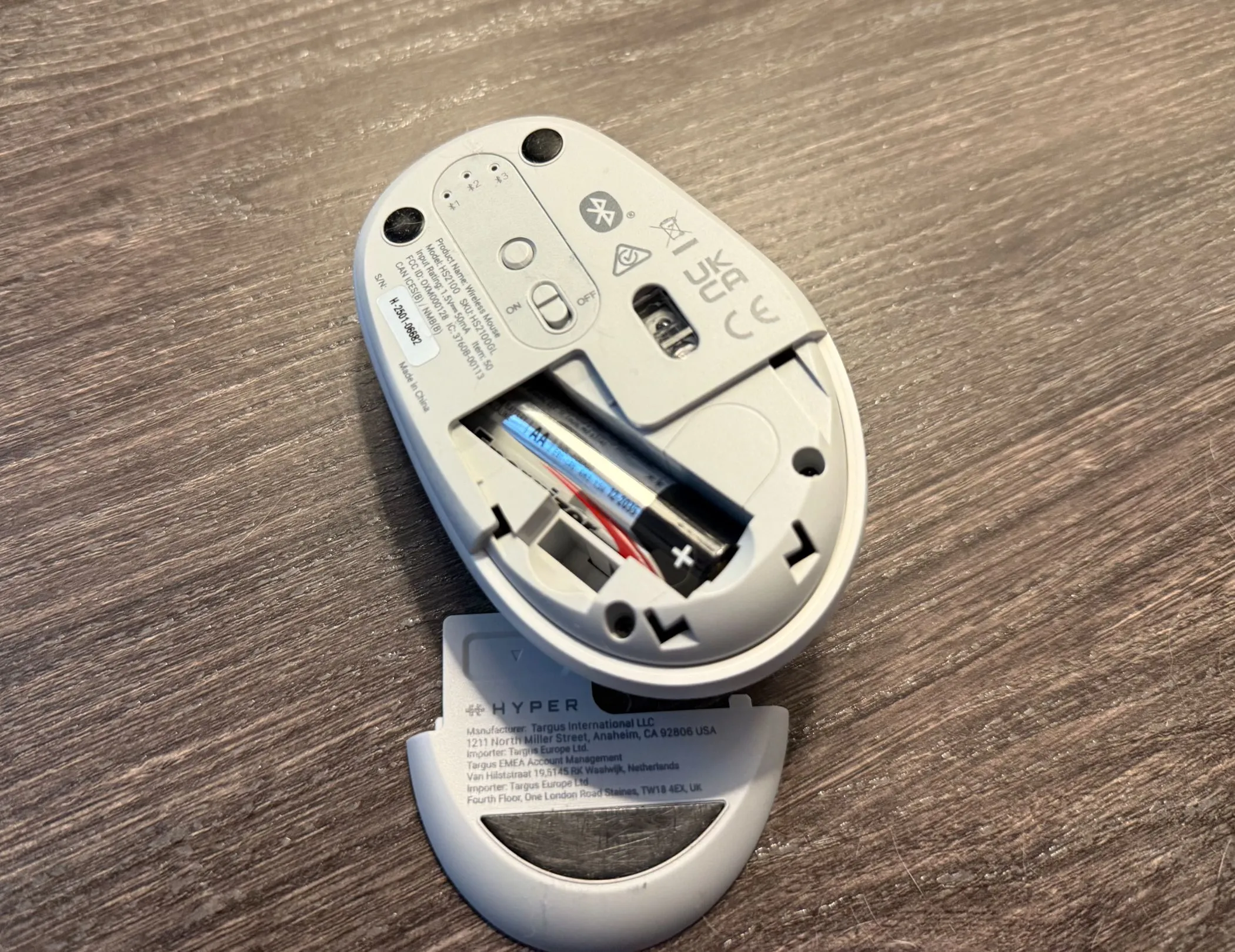 Mặt dưới chuột Hyper HyperSpace Bluetooth màu trắng, nắp khay pin AA đang mở.