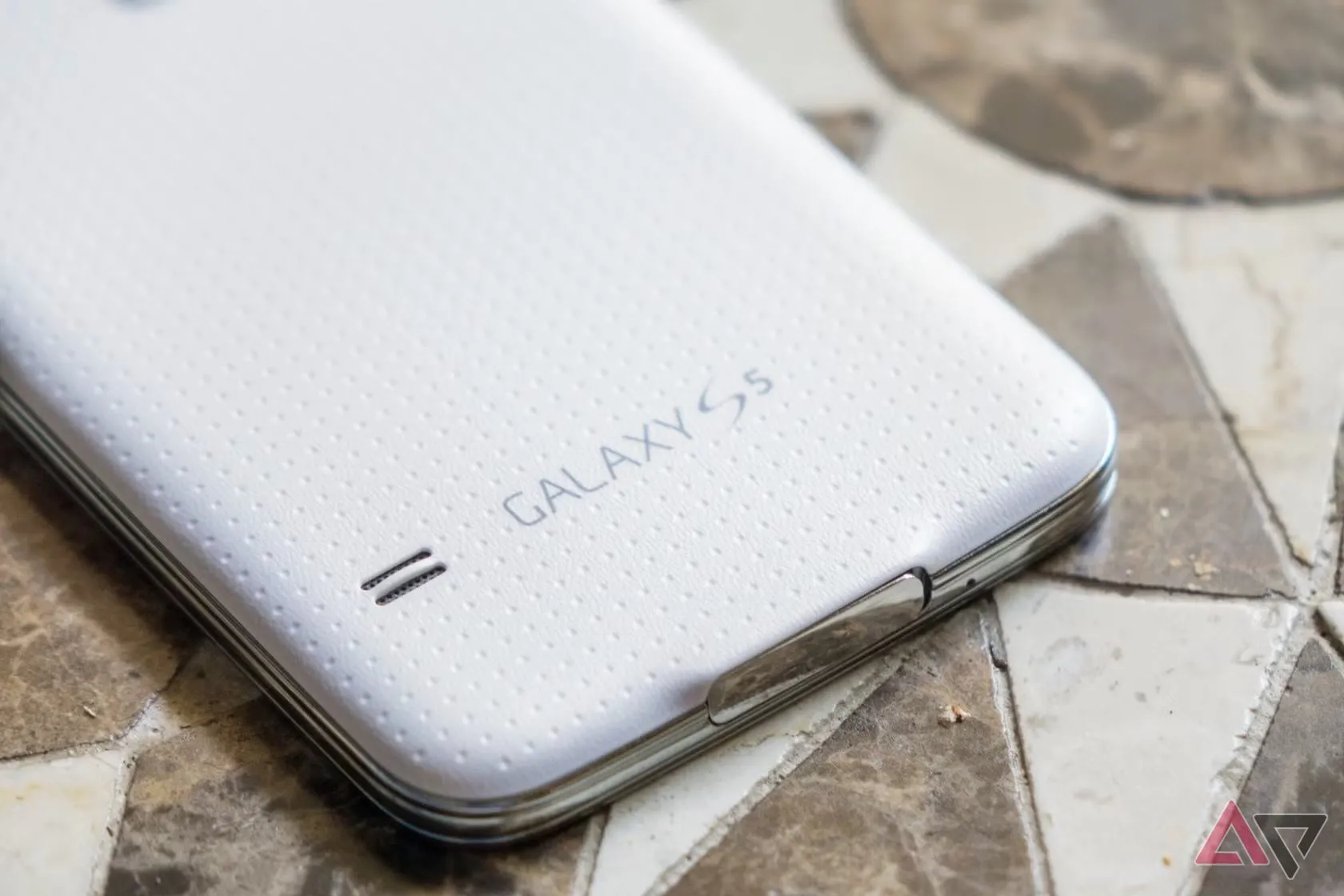 Mặt lưng điện thoại Samsung Galaxy S5 với thiết kế vỏ nhựa chấm bi, minh họa cho điểm yếu thiết kế.