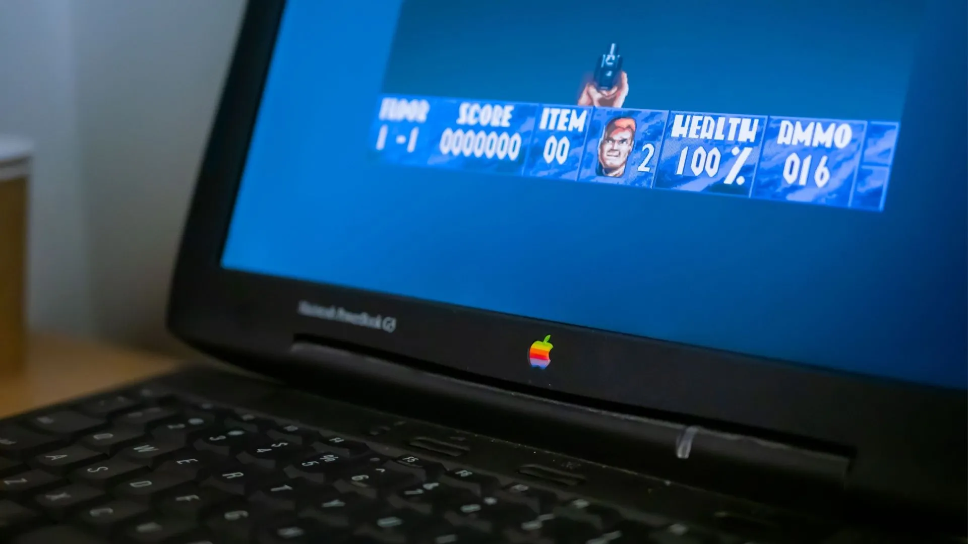Máy tính xách tay Apple đời cũ trưng bày cùng trò chơi retro tại bảo tàng công nghệ.