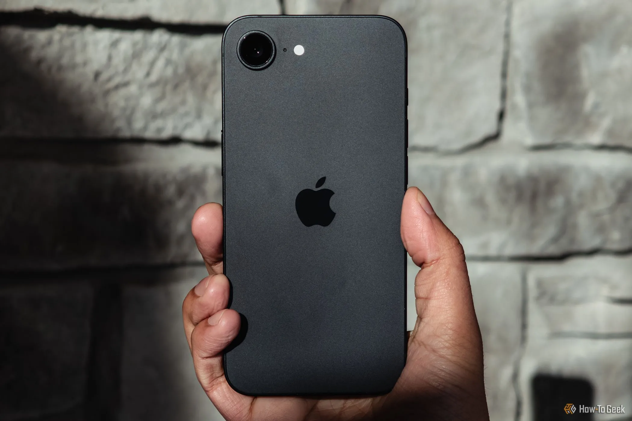 Mô tả một chiếc iPhone với màn hình hiển thị, thể hiện nền tảng hoạt động iOS 26.