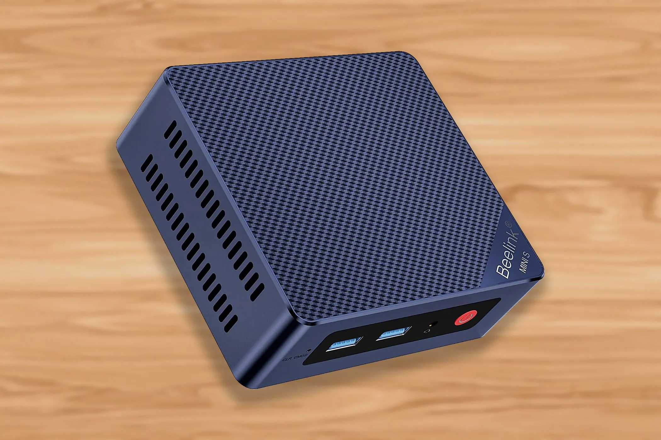 Một chiếc máy tính mini (mini PC) đặt trên nền gỗ, thể hiện giải pháp phần cứng nhỏ gọn và tiết kiệm để bắt đầu tự host.